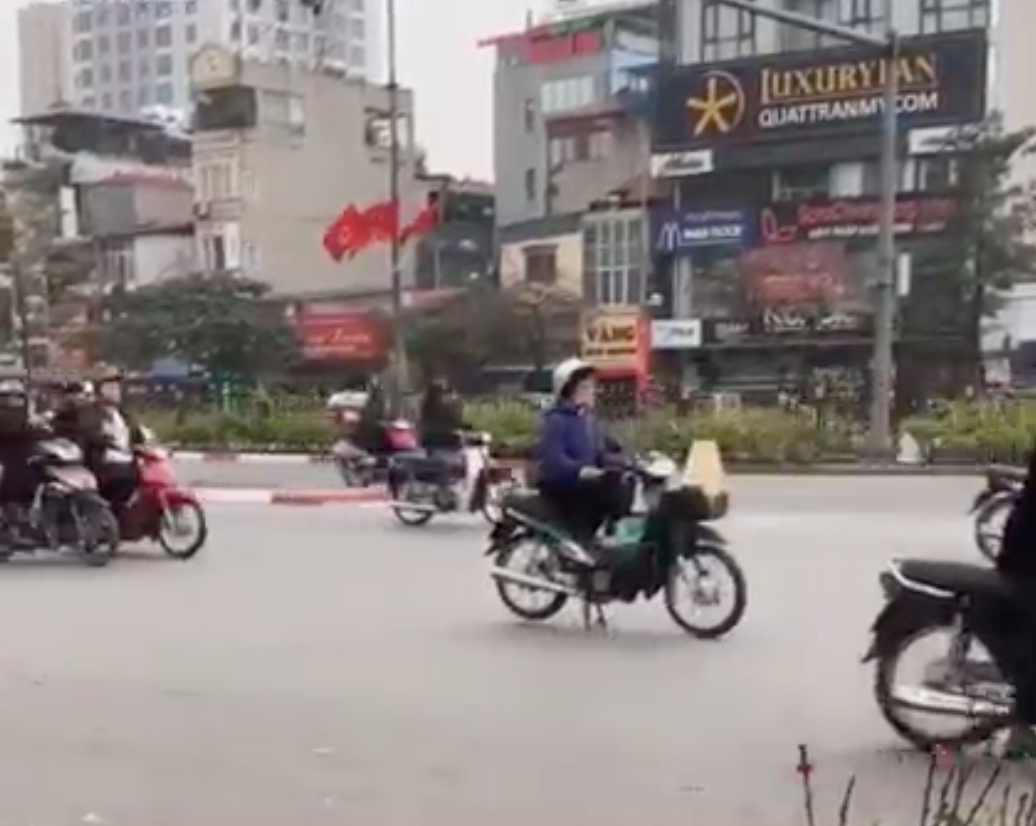 Mới đây, ảnh chụp một người phụ nữ thản nhiên dừng xe giữa đường và ngồi trên xe thiền được nhiều người chia sẻ kèm theo rất nhiều bình luận bày tỏ sự khó hiểu.