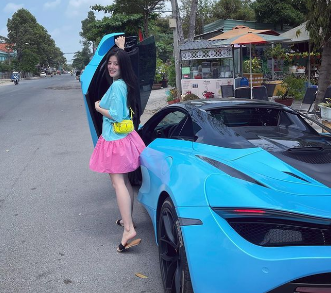 Ngoài gương mặt sáng, Kim Loan còn có thân hình khá thu hút, đặc biệt là cô biết cách ăn mặc sao cho phù hợp nhất.