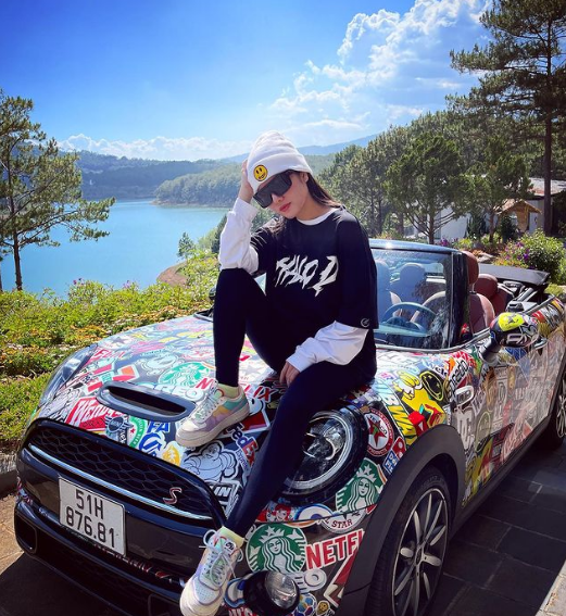 Kim Loan được biết đến là cô gái 9X xinh đẹp thích tạo dáng cá tính với siêu xe, xe thể thao và chia sẻ trên trang cá nhân, kèm những thông điệp tinh nghịch. Ảnh: IGNV