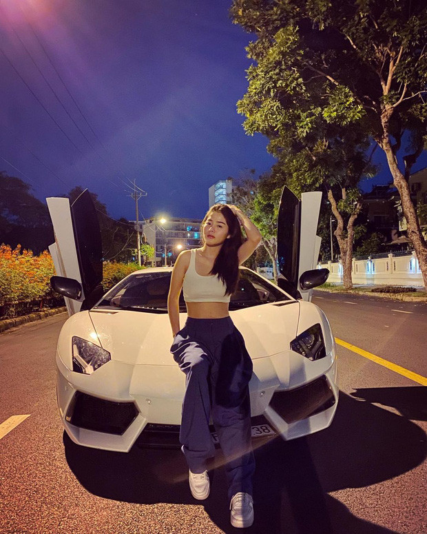 Trang cá nhân Instagram của gái xinh này hiện đang có gần 36 ngàn theo dõi. Trên đây cô thường đăng tải những hình ảnh siêu sang chảnh, từ hàng hiệu cho đến dàn siêu xe cực "khủng".