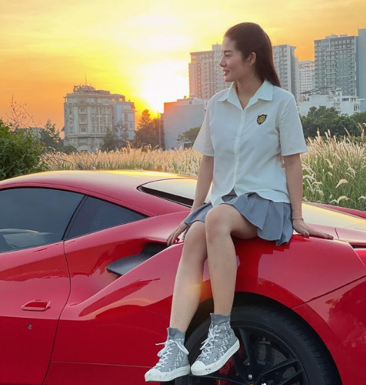 Mỗi lần tạo dáng bên siêu xe mới, Kim Loan lại trưng diện trang phục tone sur tone hợp với màu xe cực chất.