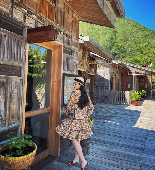 Ngoài siêu xe, Kim Loan còn khiến nhiều người ganh tỵ bởi trang cá nhân ngập trong hàng hiệu đắt tiền như đồng hồ, túi xách,...