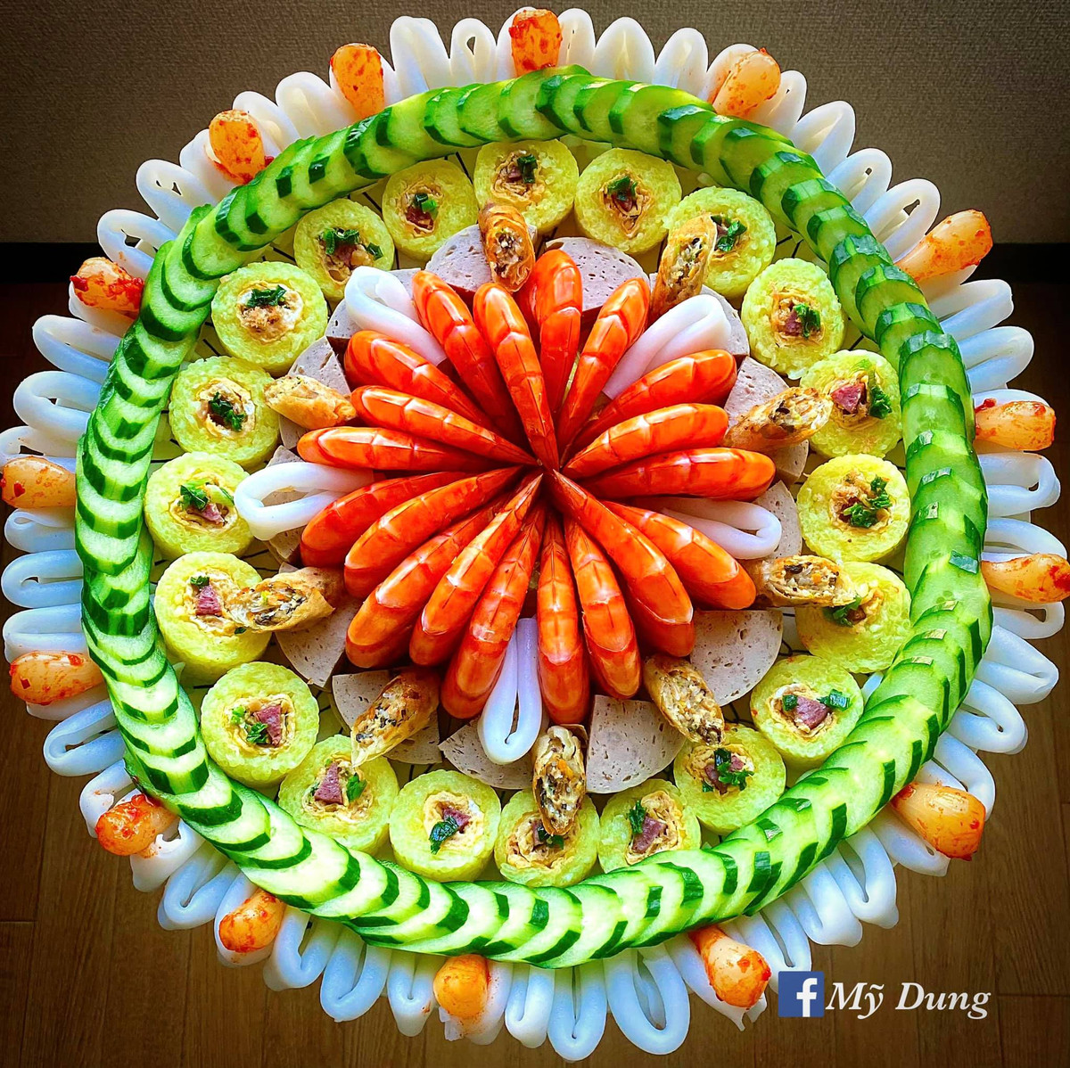 Được biết, chủ nhân của những đĩa đồ ăn này là chị Mỹ Dung, sinh năm 1985 và hiện đang sinh sống tại Nhật Bản. Sống xa nhà khá lâu nên chị rất nhớ những món ăn quê hương, chị đã tự tay vào bếp nấu ăn cho thỏa cơn thèm.