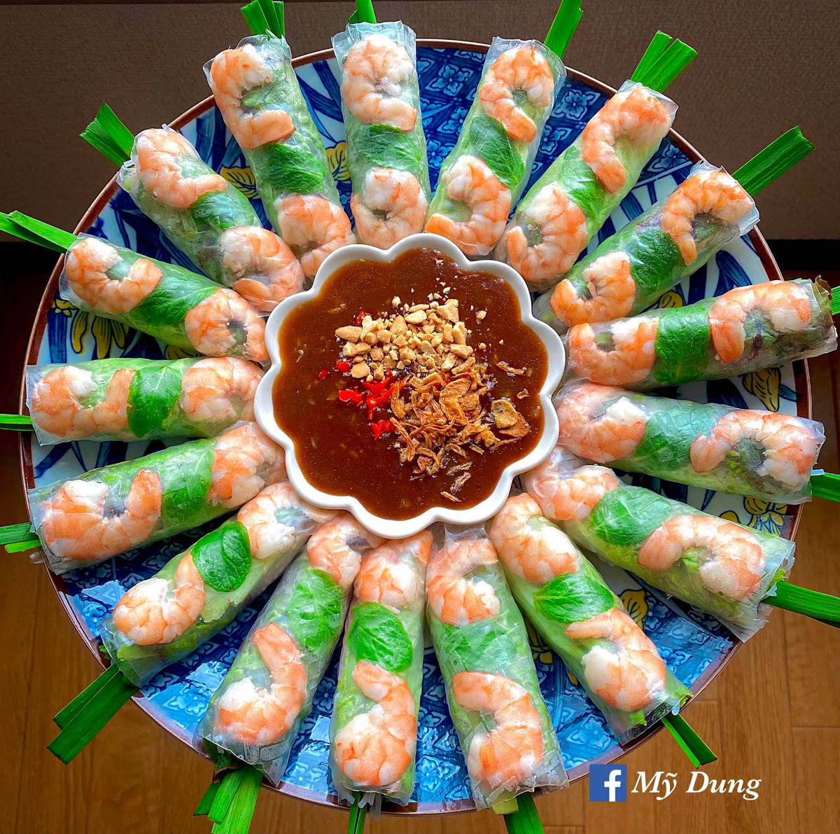 Những món ăn quen thuộc như bánh cuốn, bún đậu mắm tôm, bánh bột lọc... khi qua bàn tay của cô gái đảm thì như biến thành những tác phẩm nghệ thuật vô cùng hoàn mỹ.