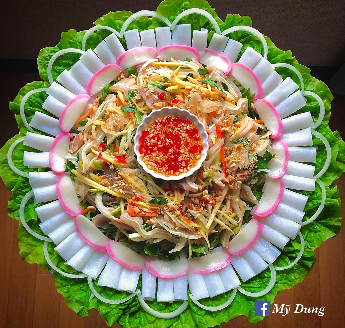 Bữa cơm thân thuộc với những món ăn đủ ba miền Bắc – Trung – Nam được sắp xếp khéo léo khiến nhiều người ngỡ ngàng, thán phục.