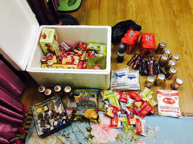 Thậm chí một số trường hợp khác còn khoe có phụ huynh tâm lý tới nỗi, gói ghém tất cả mọi thứ, từ rau củ quả, gạo, thịt,...và cả những nhu yếu phẩm khác cho con mang đi.