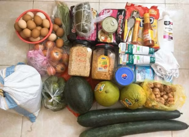 Sau mỗi lần từ quê nhà lên thành phố đều mang đầy những túi xách, vali chứa lương thực thực phẩm do gia đình chuẩn bị.