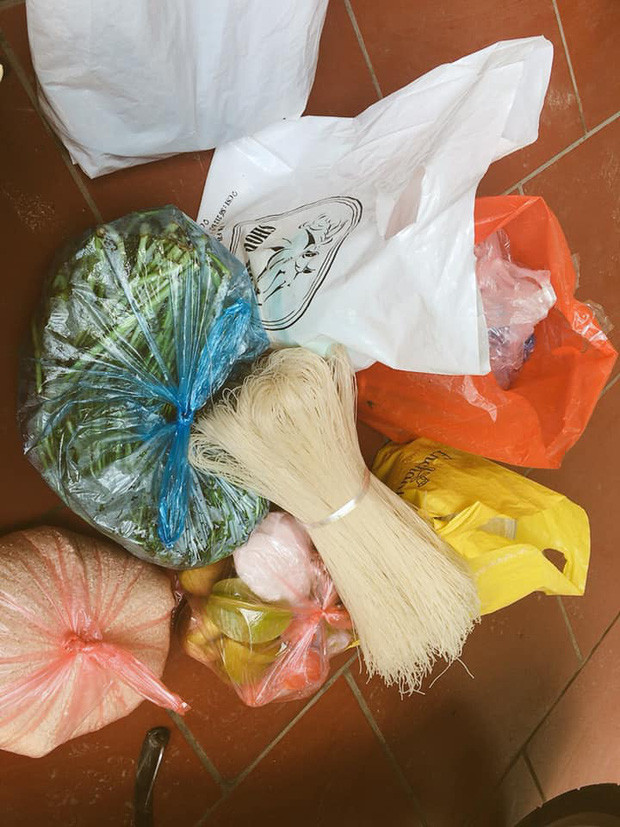 Từ những nhu yếu phẩm như rau củ, thịt trứng cho đến đồ ăn vặt như bánh kẹo, nước ngọt, sữa tươi… tất cả đều gói gọn trong những túi hành lí và vali của nhiều sinh viên xa nhà.