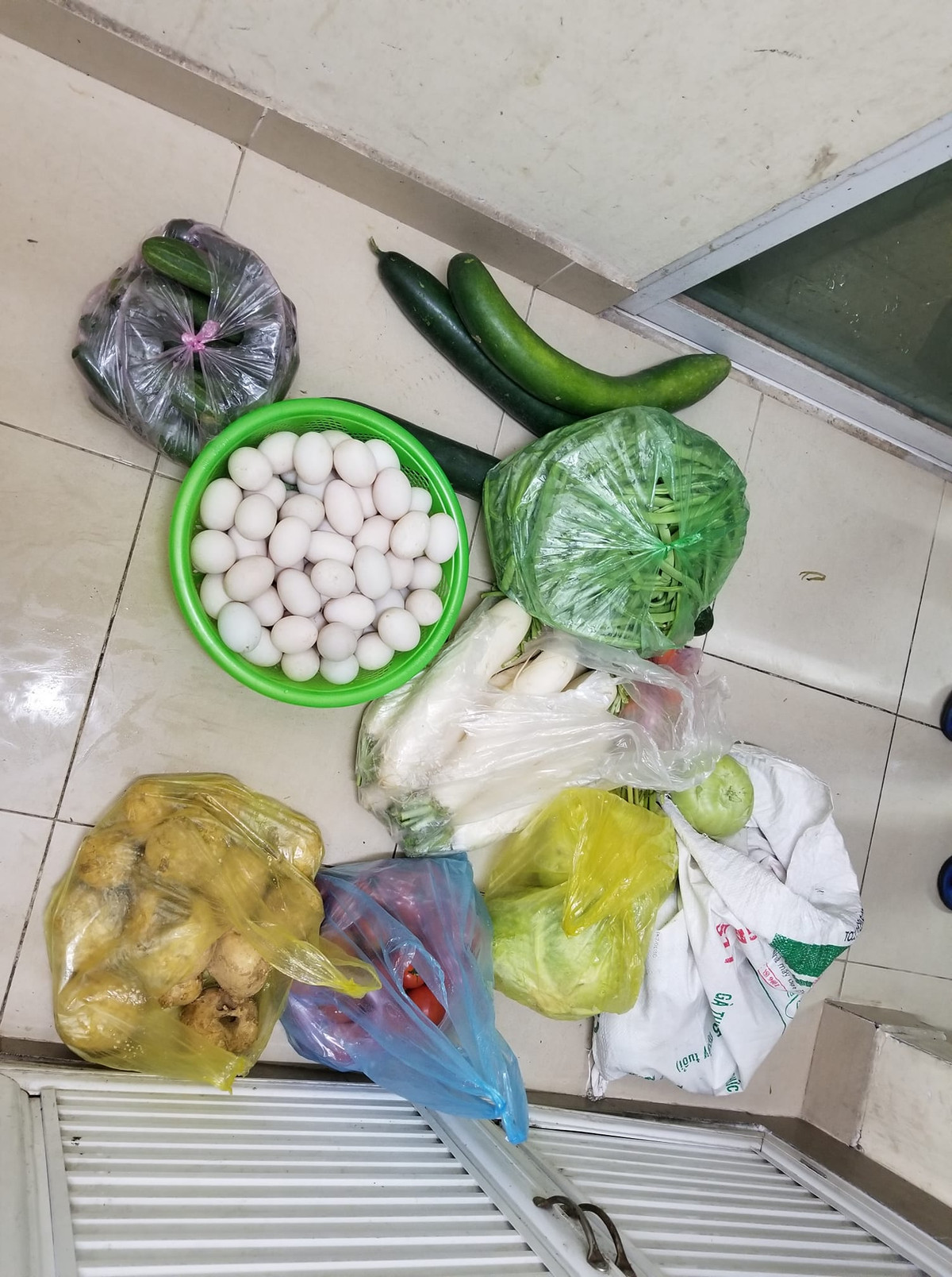 Ngoài ra, thực phẩm bẩn đang dần trở nên phổ biến tại các thành thị, khiến cho sức khỏe của người dân nói chung và sinh viên nói riêng không được đảm bảo. Ảnh: Tổng hợp