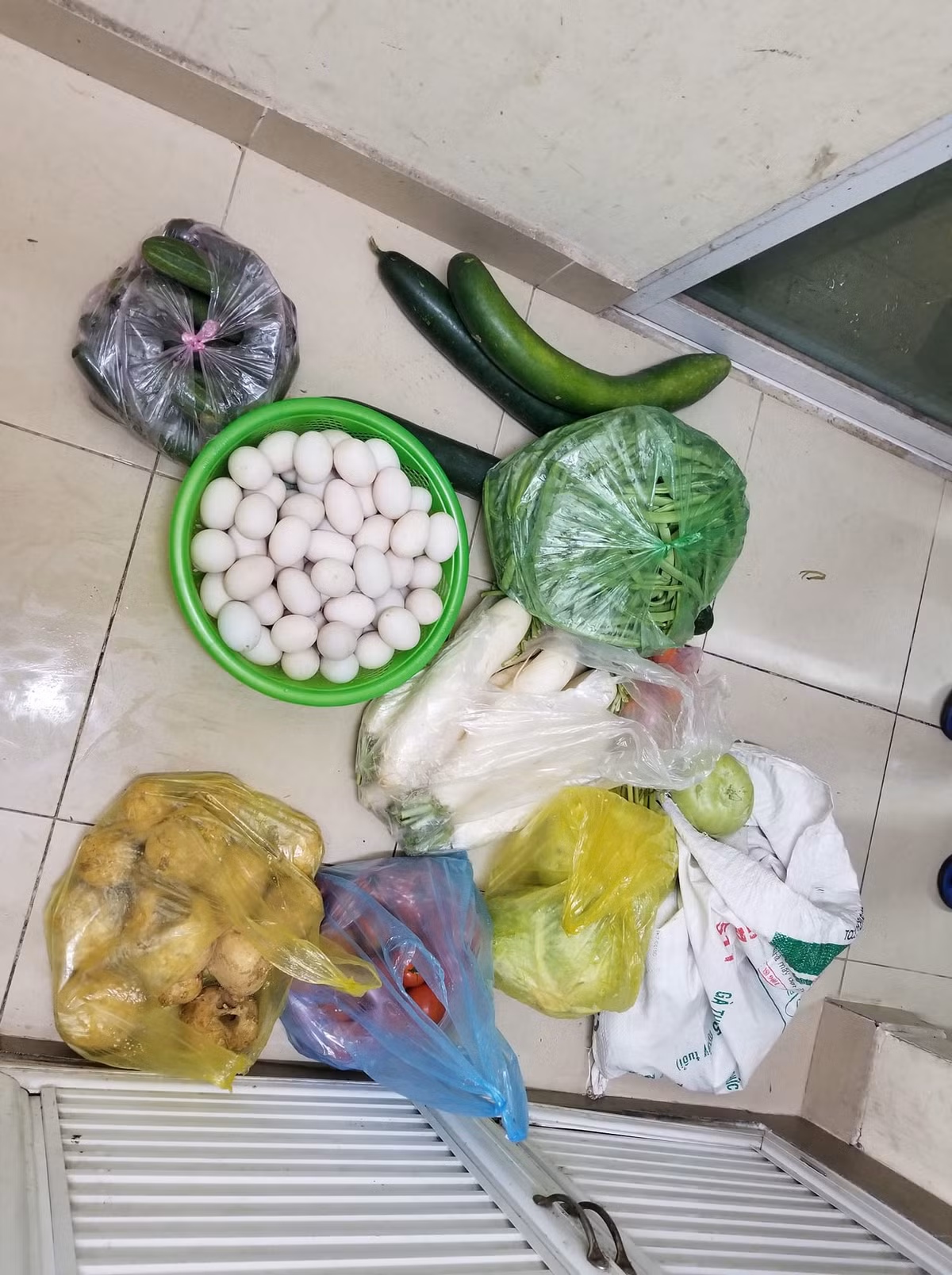 Ngoài ra, thực phẩm bẩn đang dần trở nên phổ biến tại các thành thị, khiến cho sức khỏe của người dân nói chung và sinh viên nói riêng không được đảm bảo. Ảnh: Tổng hợp