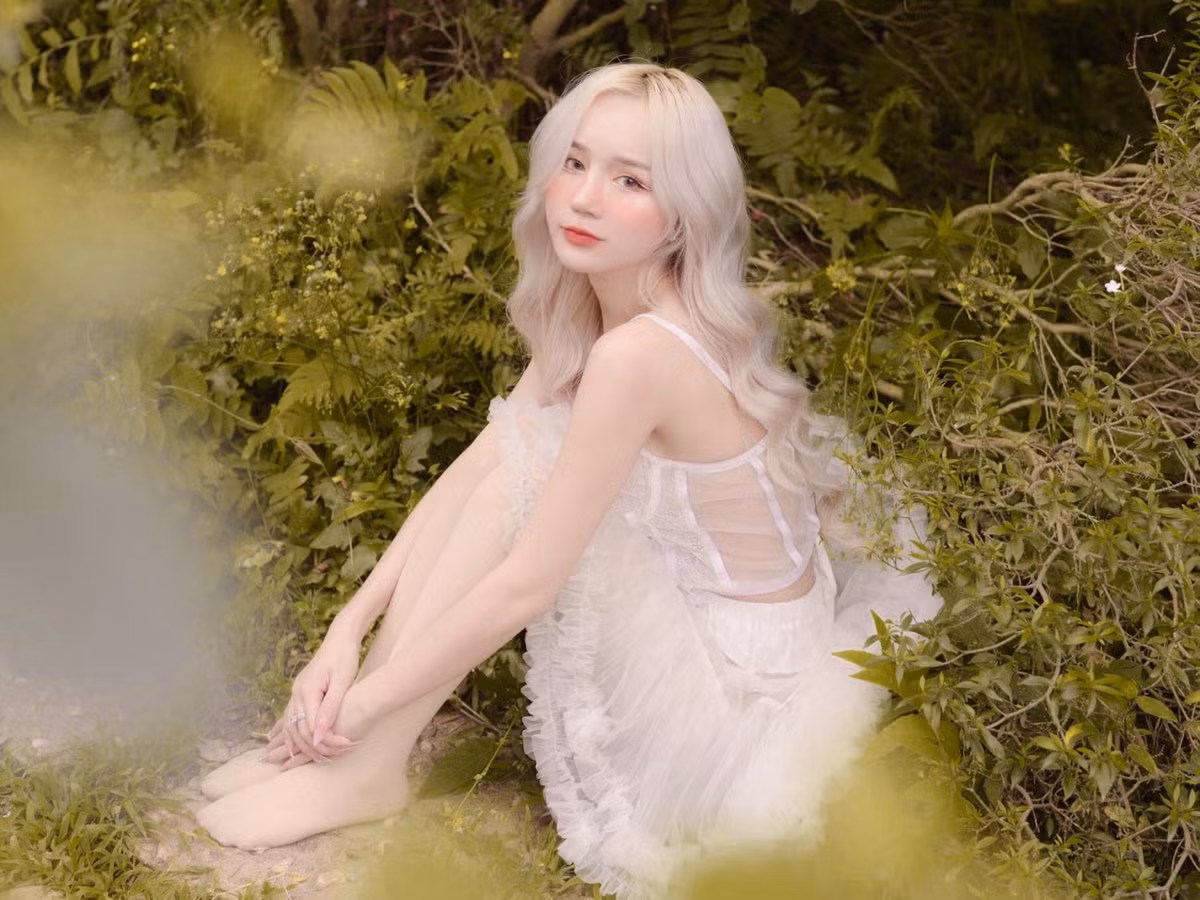 Hot girl làng streamer này luôn nổi bật với vẻ đẹp cá tính qua màu tóc và có duyên với nhiều nghề, từ streamer đến makeup, KOL, mẫu ảnh tự do…