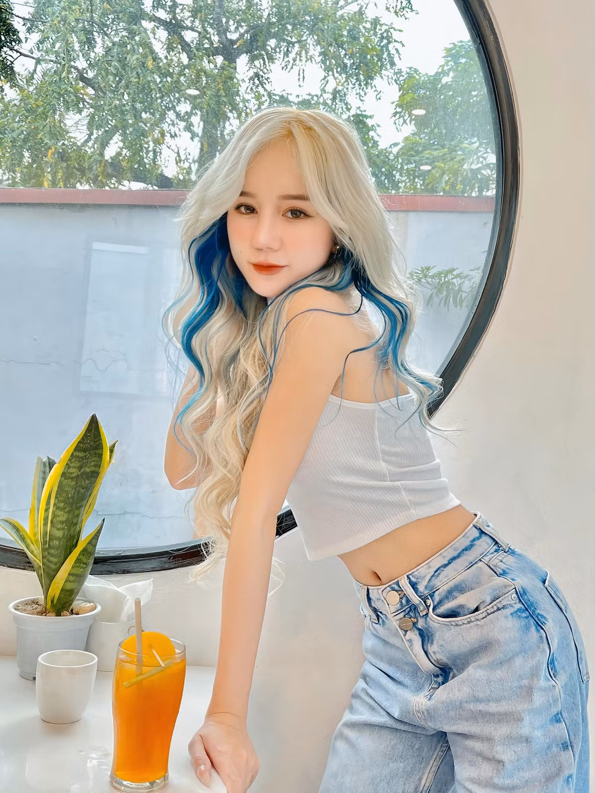 Streamer 9x được người hâm mộ mệnh danh là “thần thiên tỷ tỷ” trong giới game bởi gương mặt xinh đẹp, trong sáng, mái tóc vàng bồng bềnh như nàng công chúa tóc mây.