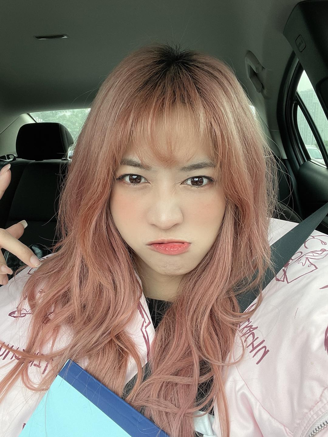 Chưa dừng ở đó, "nữ thần gym" còn táo bạo hơn trong cả cách tạo dáng chụp hình, sự phản cảm lại được nhân đôi khiến cô nhận về nhiều chỉ trích hơn là sự ủng hộ.