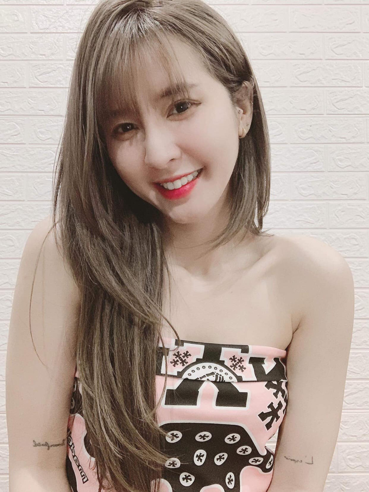 Nữ streamer từ lâu đã xây dựng hình ảnh "lầy lội", dễ thương, gần gũi và có được chỗ đứng trong lòng fan. Tuy nhiên mới đây, Ngân Sát Thủ khiến người hâm mộ "há hốc mồm" ngạc nhiên khi cô đăng video với nội dung... trùng tu vòng 1.