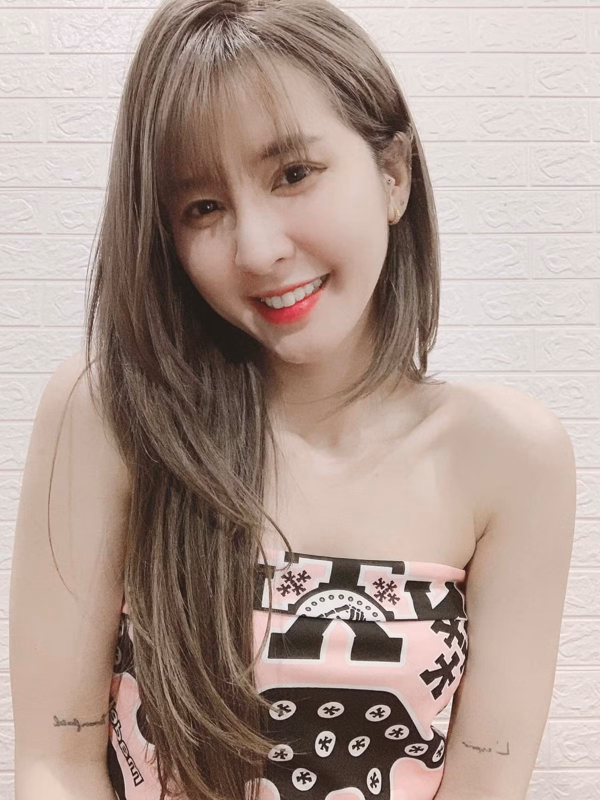 Nữ streamer từ lâu đã xây dựng hình ảnh "lầy lội", dễ thương, gần gũi và có được chỗ đứng trong lòng fan. Tuy nhiên mới đây, Ngân Sát Thủ khiến người hâm mộ "há hốc mồm" ngạc nhiên khi cô đăng video với nội dung... trùng tu vòng 1.