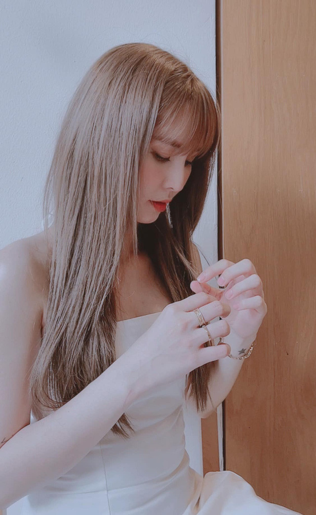 Trước đây theo đuổi hình tượng dễ thương, thường xuyên mặc áo phông rộng rãi, thời gian gần đây Ngân Sát Thủ chăm đăng ảnh diện trang phục bó sát, cổ áo khoét sâu.