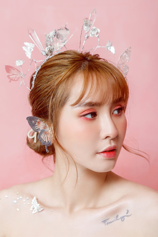 Hậu chia tay mối tình hơn 5 năm, Ngân Sát Thủ vẫn chăm chỉ ngày ngày stream, làm vlog và đặc biệt là nhan sắc cô nàng được nhận xét ngày càng "thăng hạng".