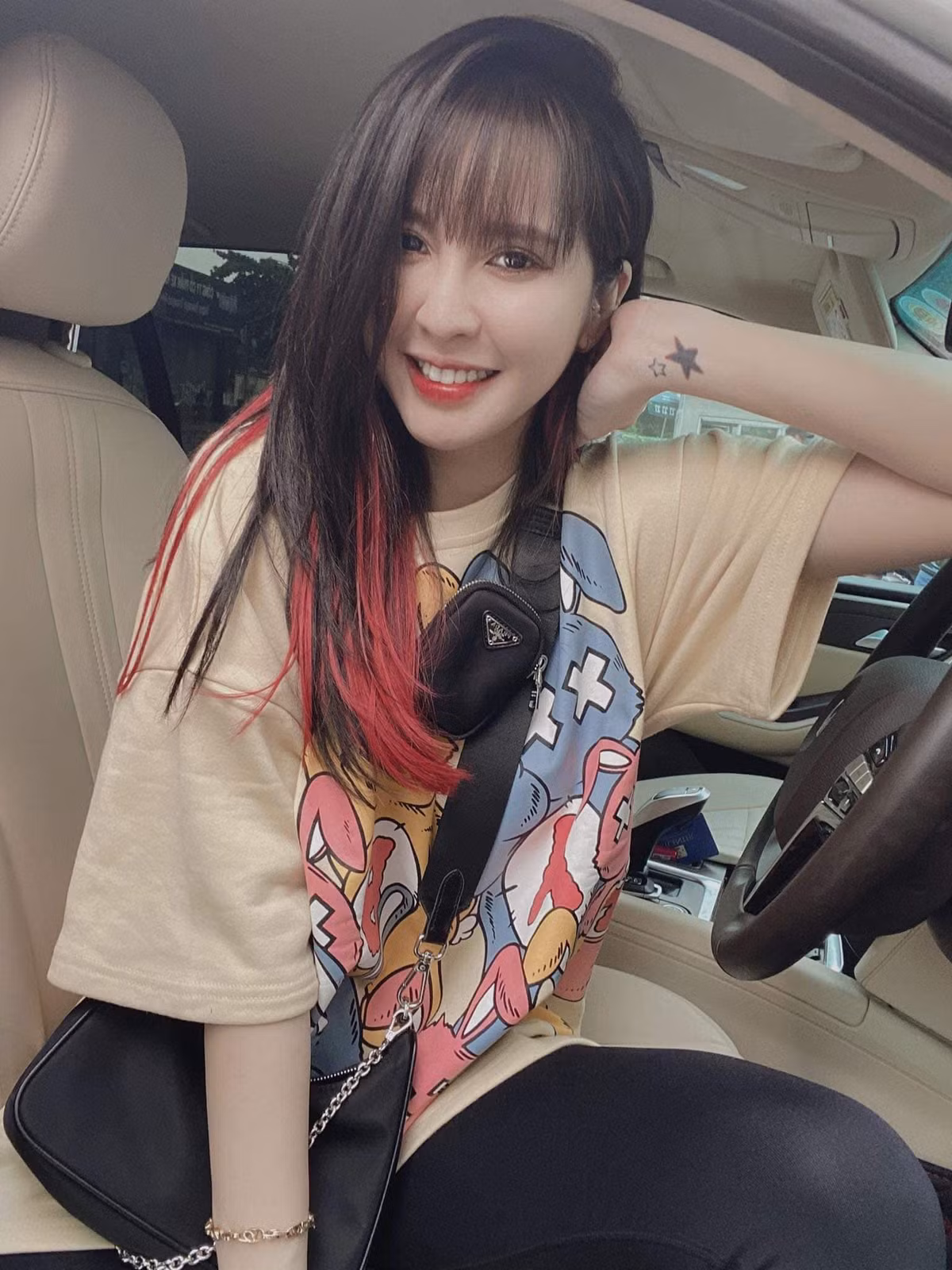  Ngân Sát Thủ là một trong những nữ streamer nổi tiếng hiện nay. Bên cạnh những nội dung chơi game, cô còn thường làm những vlog đời sống xung quanh bản thân.