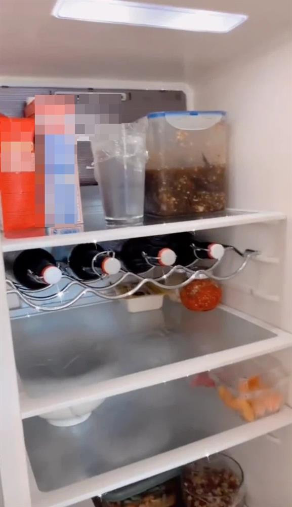 Theo như chia sẻ, Gia Kỳ đang ăn chay nên trong tủ lạnh chỉ có ít ỏi những món ăn đó mà thôi. Tuy vậy, nhớ đến những lần trước khi cậu bạn khoe ăn uống ở nhà hàng sang chảnh thì chuyện cơm bữa của rich kid này cũng không cần quá cầu kỳ.