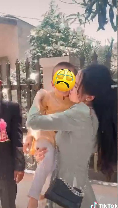 Co di lay chong, chau nho khoc nuc no khong roi gay bat ngo