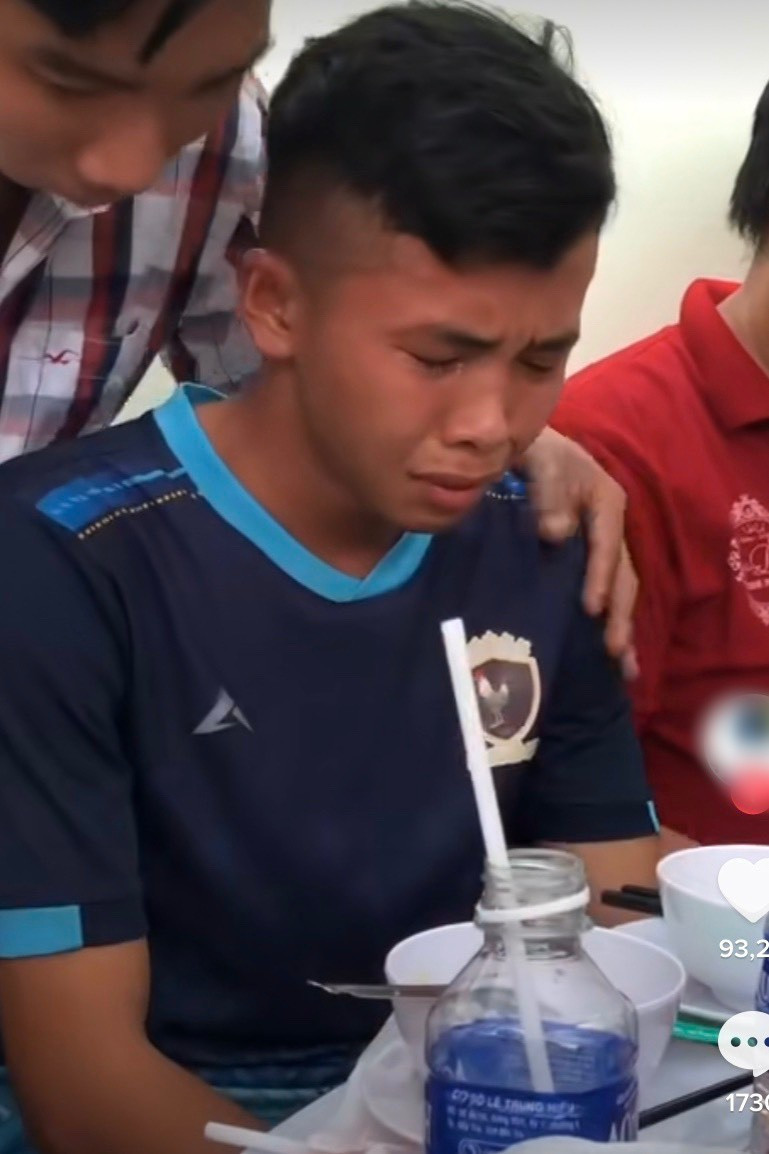 Nhìn biểu cảm của anh chàng, không ít cư dân mạng đều cảm thấy vừa thương vừa buồn cười.