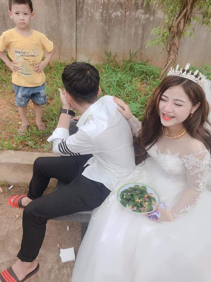 Có người cho rằng, hành động này của người em trai là có thể hiểu được khi các cặp chị em thường có mối liên kết chặt chẽ với nhau.