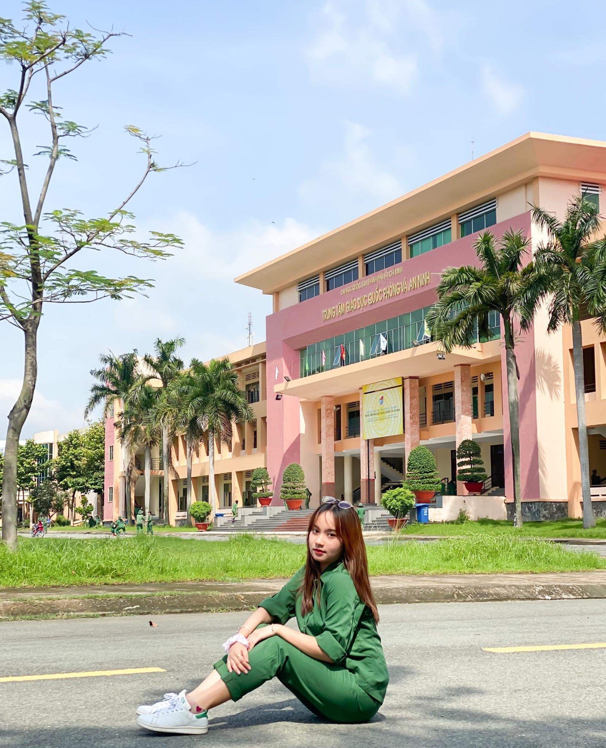 Lê Nguyễn Khánh Vân (sinh năm 2001, Khánh Hòa) là gái xinh từng nổi tiếng khi khoe bộ ảnh diện đồ quân sự dù nghiêm túc, nhưng không làm mất đi nét đẹp trong trẻo và vẻ đáng yêu của mình của mình.