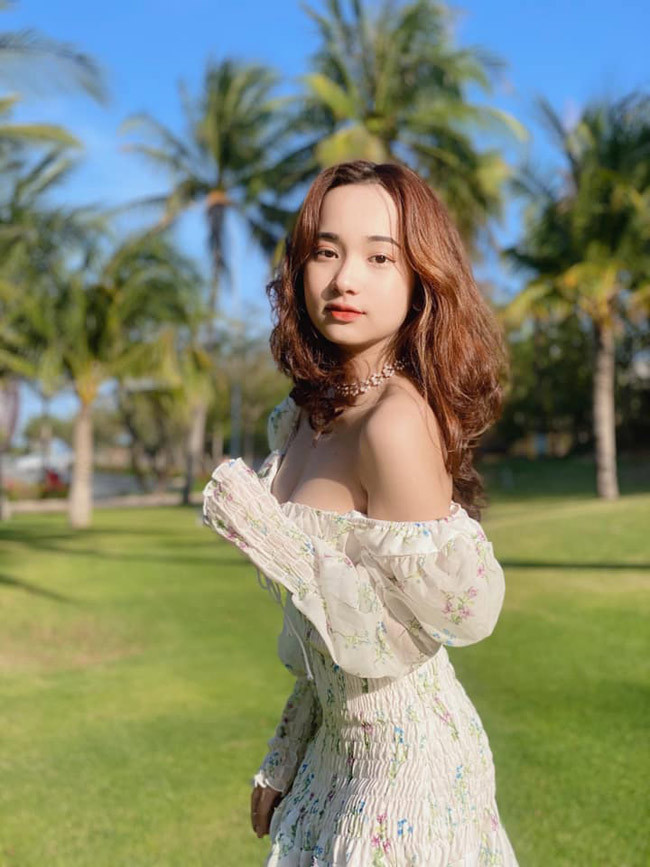 Khác xa với cô gái ngây thơ trong bộ áo quân sự năm nào, hình ảnh mới của Khánh Vân đã khoe khéo vòng 1 căng đầy và vóc dáng thon gọn ai cũng bất ngờ.