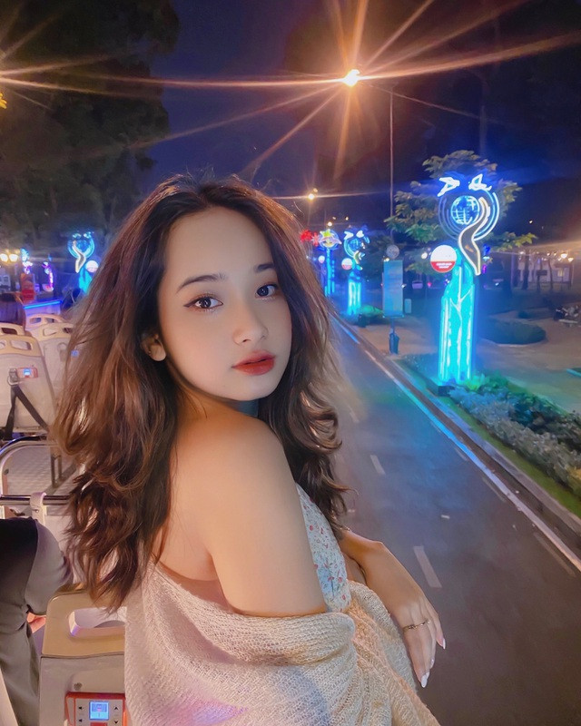 Sở hữu ngoại hình nổi bật, ngoài việc học, Khánh Vân còn làm mẫu ảnh, mẫu quảng cáo.