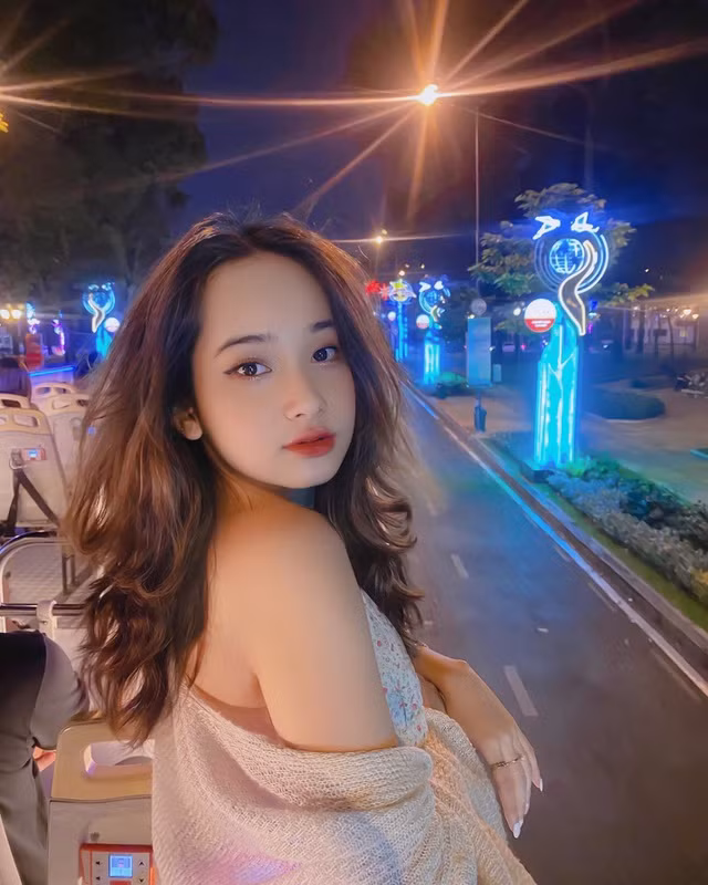 Sở hữu ngoại hình nổi bật, ngoài việc học, Khánh Vân còn làm mẫu ảnh, mẫu quảng cáo.