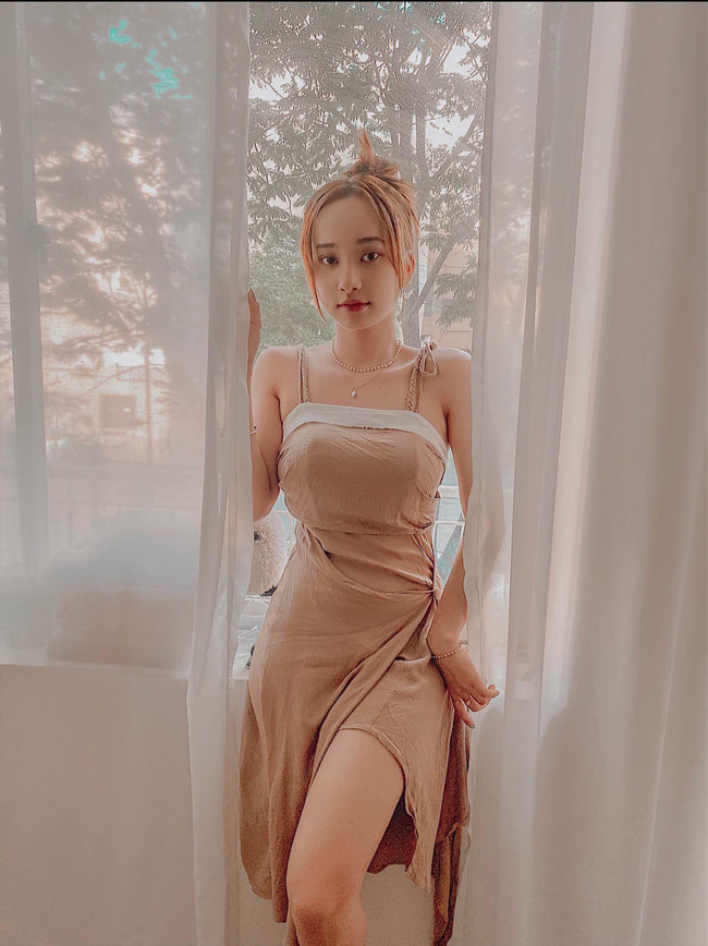 Chuyển hưởng phong cách để tự tin hơn, tuy nhiên hot girl 2K này nhận về không ít nhận xét trái chiều. Có những người khen đẹp, trái lại có cư dân mạng lại cho rằng mặc như thế là hơi phản cảm, hở hang.