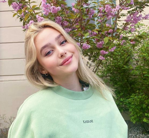 Mái tóc sáng màu, phong cách ăn mặc hiện đại và nụ cười ngọt ngào của người đẹp 10X được nhiều người nhận xét như nữ chính trong các bộ phim tuổi teen của Mỹ.