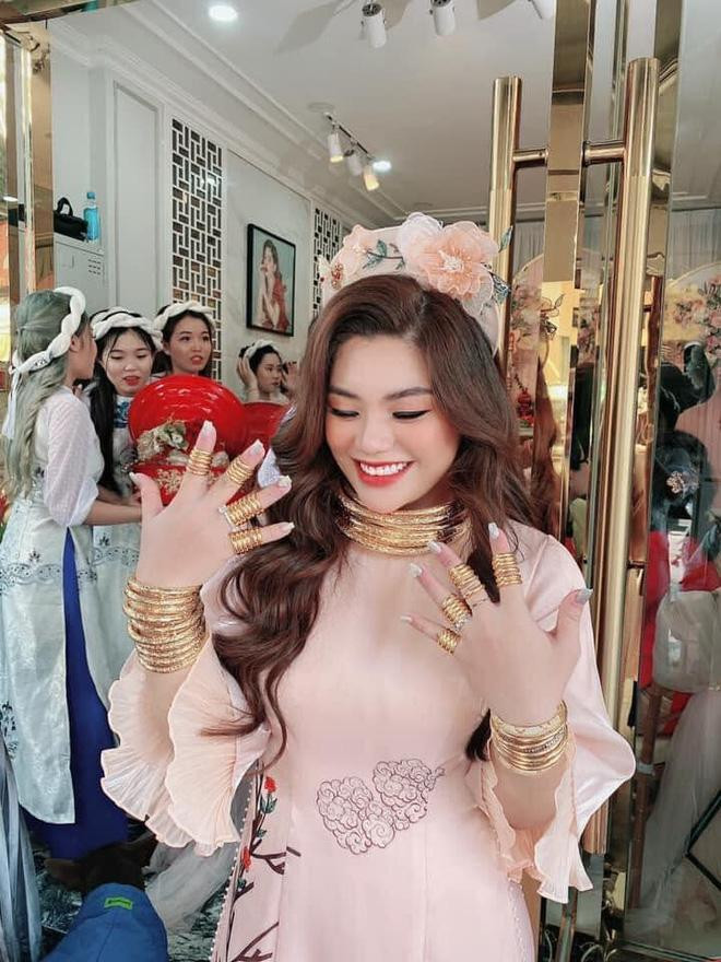 Đây không phải lần đầu tiên người xem xuýt xoa trước những màn trao của hồi môn khủng. Hình ảnh cô dâu đeo vô số vàng trên người từng xuất hiện nhiều trên mạng xã hội.