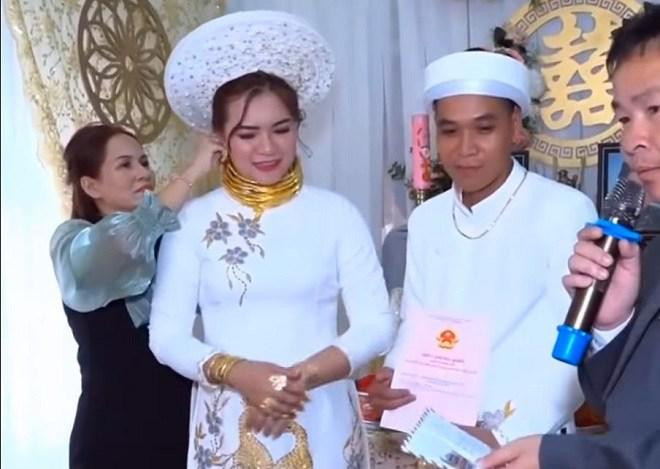 Trong hình ảnh được ghi lại cho thấy, sau màn chào hỏi của hai bên gia đình, cô dâu chú rể đã mở các hộp lễ vật mà nổi bật trong đó chính là tráp cưới gồm vàng và tiền mặt gia đình nhà trai trao cho đôi trẻ.