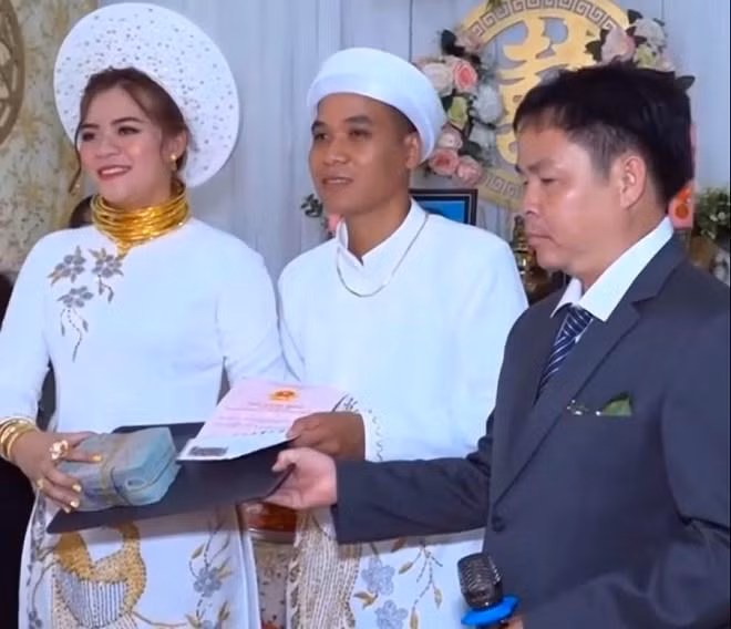 Không riêng gì nhà trai, bố cô dâu cũng trao cho con gái 15 kiềng vàng, lắc vàng, một cọc tiền mặt trị giá 500 triệu, một sổ đỏ. Được biết, đám cưới "khủng" này dã diễn ra vào tháng 10/2020 chứ không phải diễn ra mới đây như cư dân mạng đồn đoán.