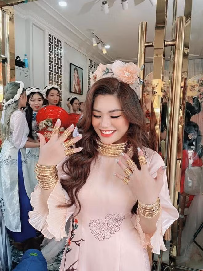 Đây không phải lần đầu tiên người xem xuýt xoa trước những màn trao của hồi môn khủng. Hình ảnh cô dâu đeo vô số vàng trên người từng xuất hiện nhiều trên mạng xã hội.