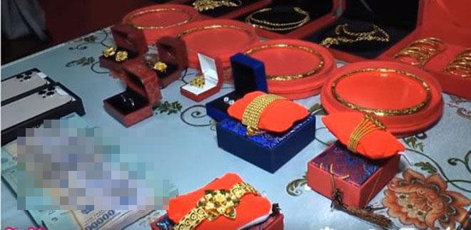 Trước đó cũng ở miền Tây xuất hiện đám cưới gây chú ý với quà cưới "khủng". Ngoài trầu, cau, bánh kẹo,... quà cưới còn có thêm điện thoại Iphone 12 Pro Max, 4 cọc tiền mệnh giá 500 nghìn, 3 vòng vàng đeo cổ, 10 kiềng vàng đeo tay, bông tai vàng,...