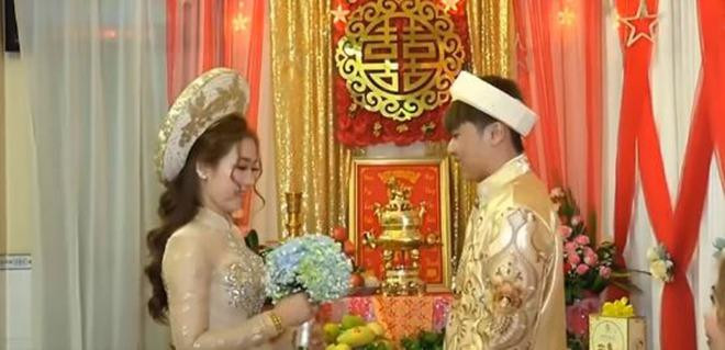 Số quà cưới này được nhà trai cất công chuẩn bị để mang sang nhà gái. Ngoài ra, lễ rước dâu còn có sự góp mặt của dàn moto "khủng".