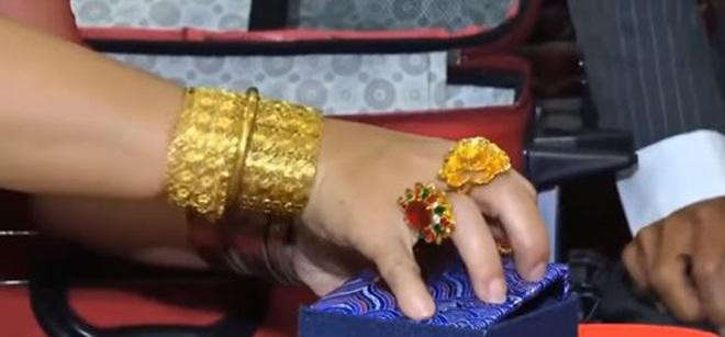 Mẹ của chế rể cũng gây chú ý khi tay đeo toàn vàng.