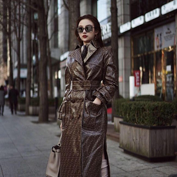 Không giống như hai cô bạn thân Hạnh Sino và Emily, cựu hot girl Huyền Baby không lựa chọn con đường dấn thân vào showbiz mà sớm an hưởng cuộc sống sung túc như một bà hoàng sau khi lấy chồng đại gia.