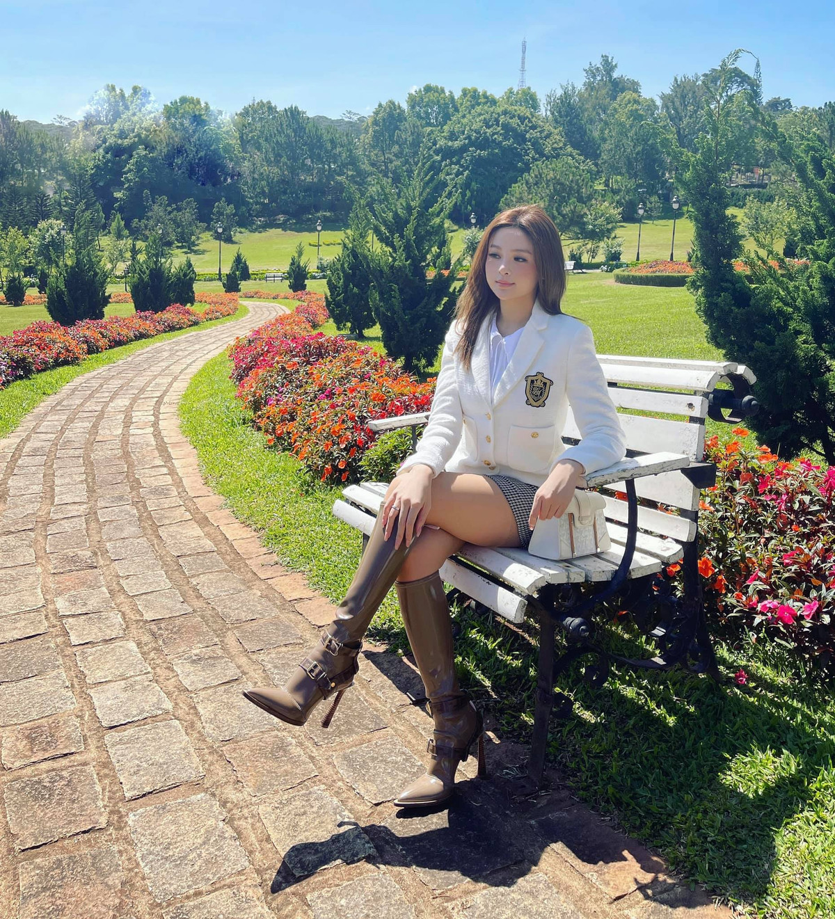 Từ khi lấy chồng và dừng các hoạt động nghệ thuật, hot girl Hà thành ít chia sẻ về cuộc sống riêng của cô trên truyền thông.