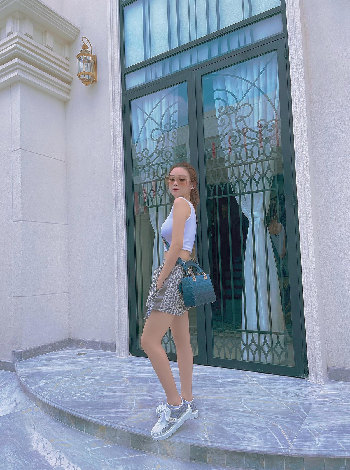 Mới đây, người đẹp khiến netizen giật mình khi khoe ảnh trẻ trung trên trang cá nhân. Diện quần sooc, áo ba lỗ và đi giày thể thao, Huyền Baby như đang quay lại thời trẻ khi còn là một hot girl "chân ướt chân ráo".