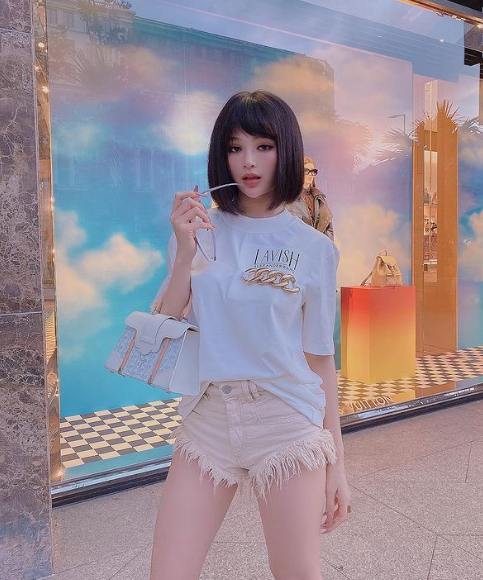 Được biết, Huyền Baby đã sử dụng nhiều phương pháp để duy trì nhan sắc như tiêm filler, sử dụng mỹ phẩm cao cấp,...cứ chỗ nào nhăn là tiêm.