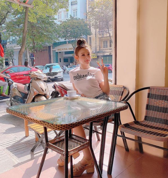 Phía dưới bức ảnh của cựu hot girl nhận được vô vàn lời khen từ dân mạng.