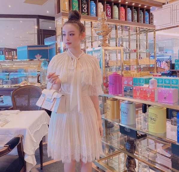 Bởi vậy, việc chi cả túi tiền để được ông xã đại gia chiều chuộng như cựu hot girl này quả chỉ có cô mới làm được.