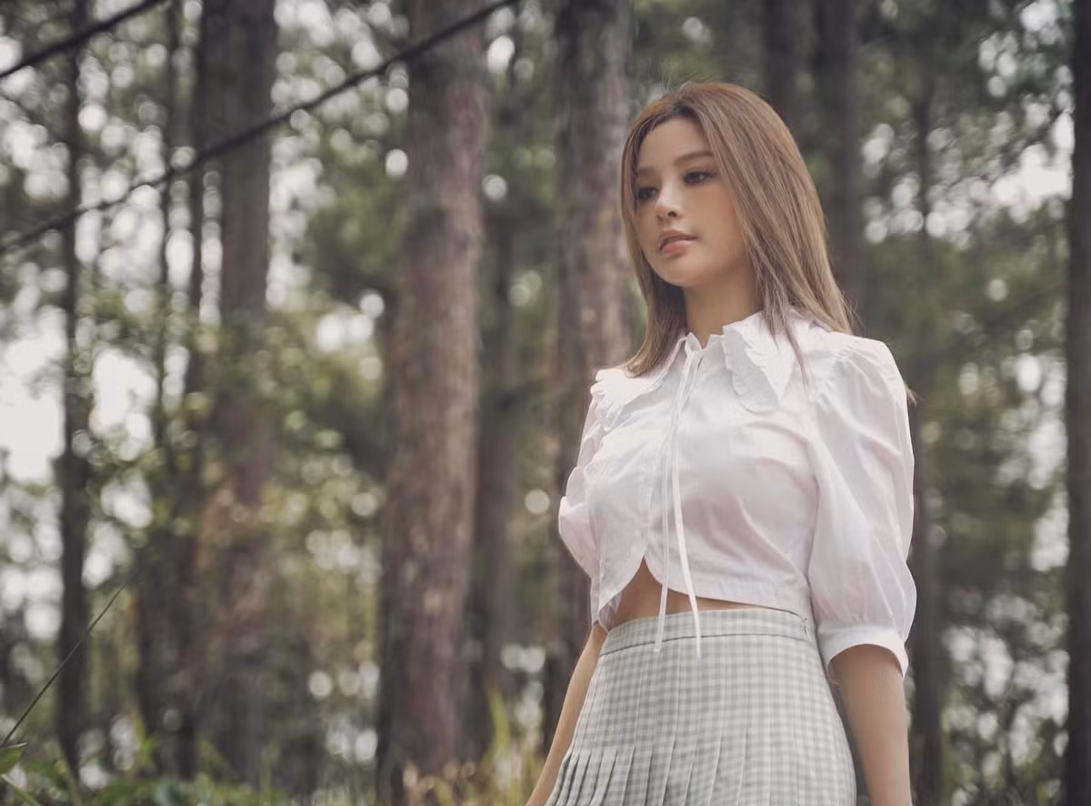 Huyền Baby hiện tại là bà mẹ 2 con, dù tuổi đã ngoài 30 nhưng nhan sắc và vóc dáng của cô vẫn luôn trường tồn với thời gian, thậm chí còn đẹp hơn cả thời con gái.