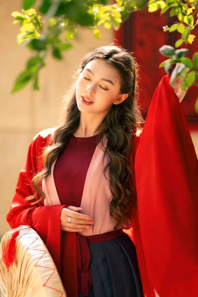 Chuyện tình cảm của thủ môn Bùi Tiến Dũng và mẫu Tây cũng nhận được nhiều sự quan tâm của cộng đồng mạng.