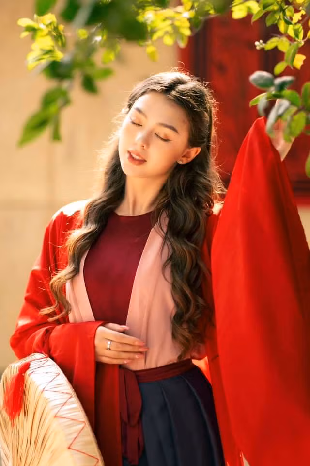 Chuyện tình cảm của thủ môn Bùi Tiến Dũng và mẫu Tây cũng nhận được nhiều sự quan tâm của cộng đồng mạng.