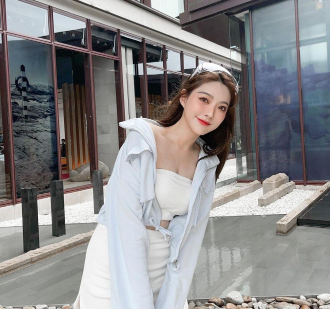 Hot girl 9x có vẻ đẹp tươi tắn với những đường nét khả ái: sống mũi cao, da trắng, khuôn mặt V-line...