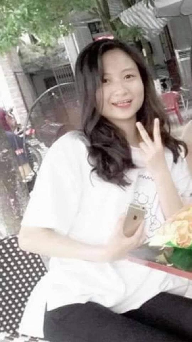 Mới đây, netizen bỗng đào lại hình ảnh thời quá khứ của gái xinh này. So với nhan sắc thời xưa, Anh Thư hiện tại có gương mặt nhỏ nhắn hơn, sống mũi cao với cánh mũi thon nhỏ, đôi mắt to hơn nhờ phần mí rõ ràng. Điểm khác biệt thấy rõ nhất chính là chiếc cằm chuẩn V-line.